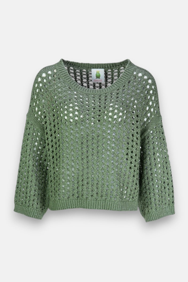 Salbeigrüner Lochstrickpullover von Princess Goes Hollywood, locker gestrickt aus Bio-Baumwolle mit weitem Rundhalsausschnitt, Dreiviertel-Ärmeln, durchsichtigem, offenem Strickmuster und gerippten Kanten. Abgebildet auf einem weißen Hintergrund.