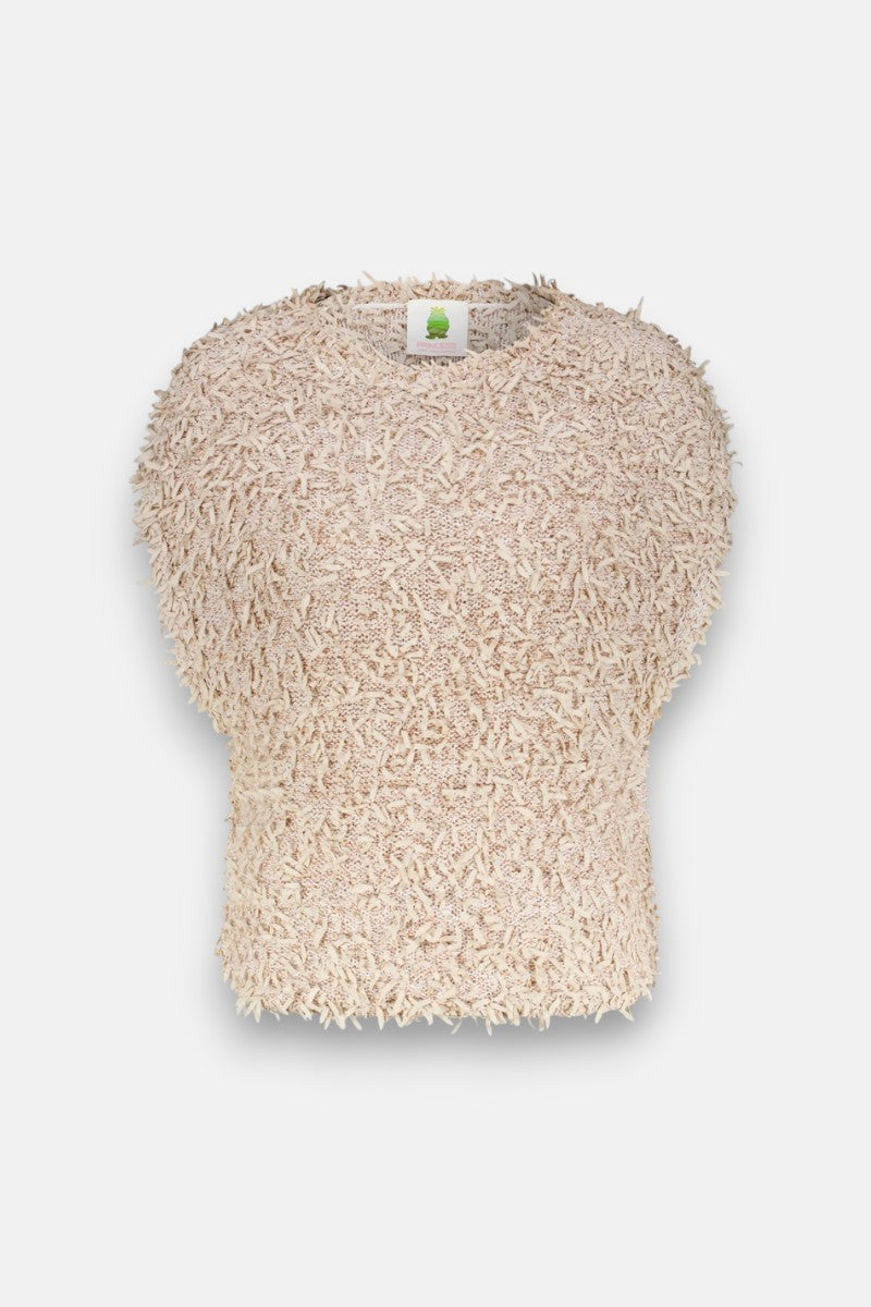 Ein beiger, ärmelloser Pullunder von Princess Goes Hollywood aus Effektgarn mit Rundhalsausschnitt und markanter, noppiger Strickstruktur. Ein sichtbarer Halsanhänger mit grünem Punkt setzt Akzente vor weißem Hintergrund.