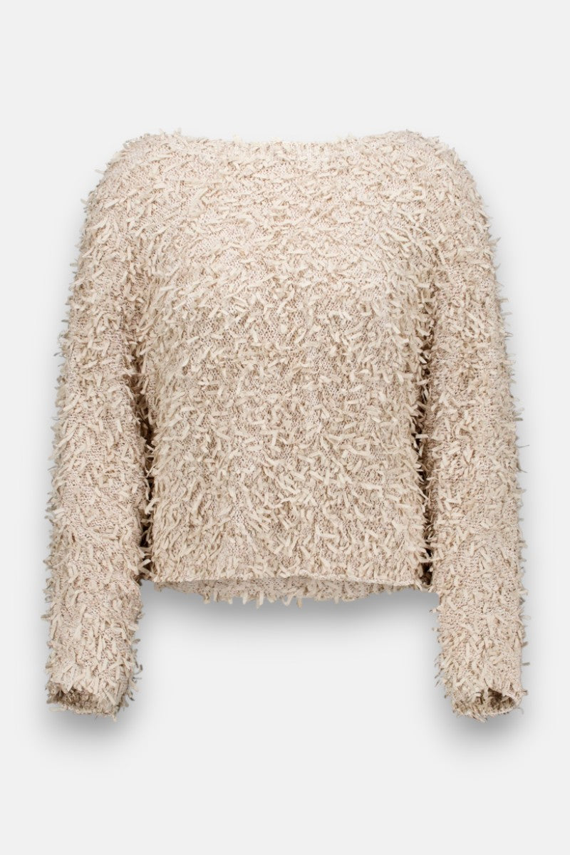 Ein beigefarbener, langärmeliger Effektgarn-Pullover von Princess Goes Hollywood mit strukturierter, zotteliger, gefranster Oberfläche, lockerer Passform, Rundhalsausschnitt und geradem Saum auf hellem Grund.