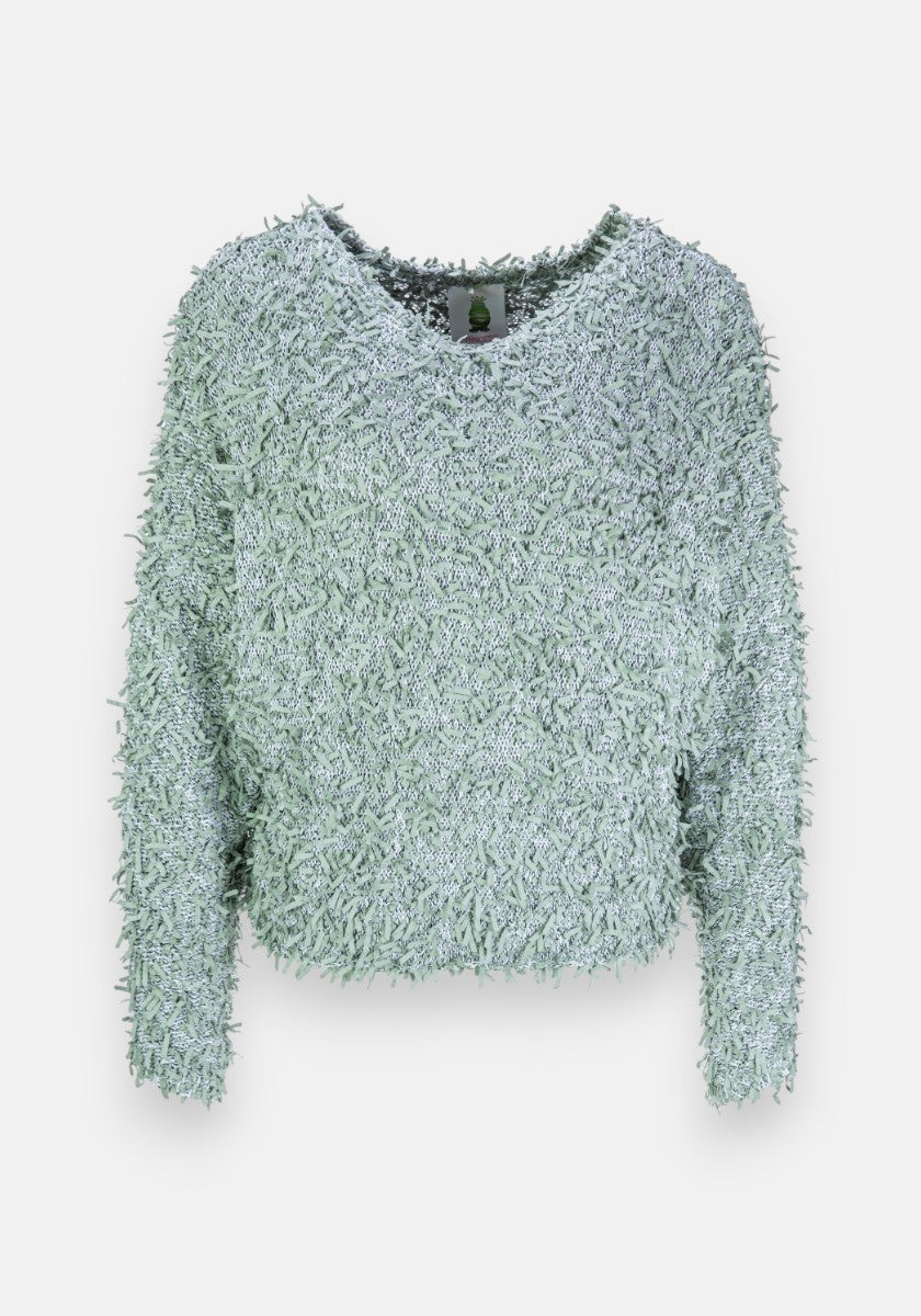 Hellgrüner Effektgarn-Pullover von Princess Goes Hollywood mit langen Ärmeln, strukturierten Zottelfransen, einem Rundhalsausschnitt und entspannter Passform. Der Pullover ist vor einem einfarbig weißen Hintergrund abgebildet.