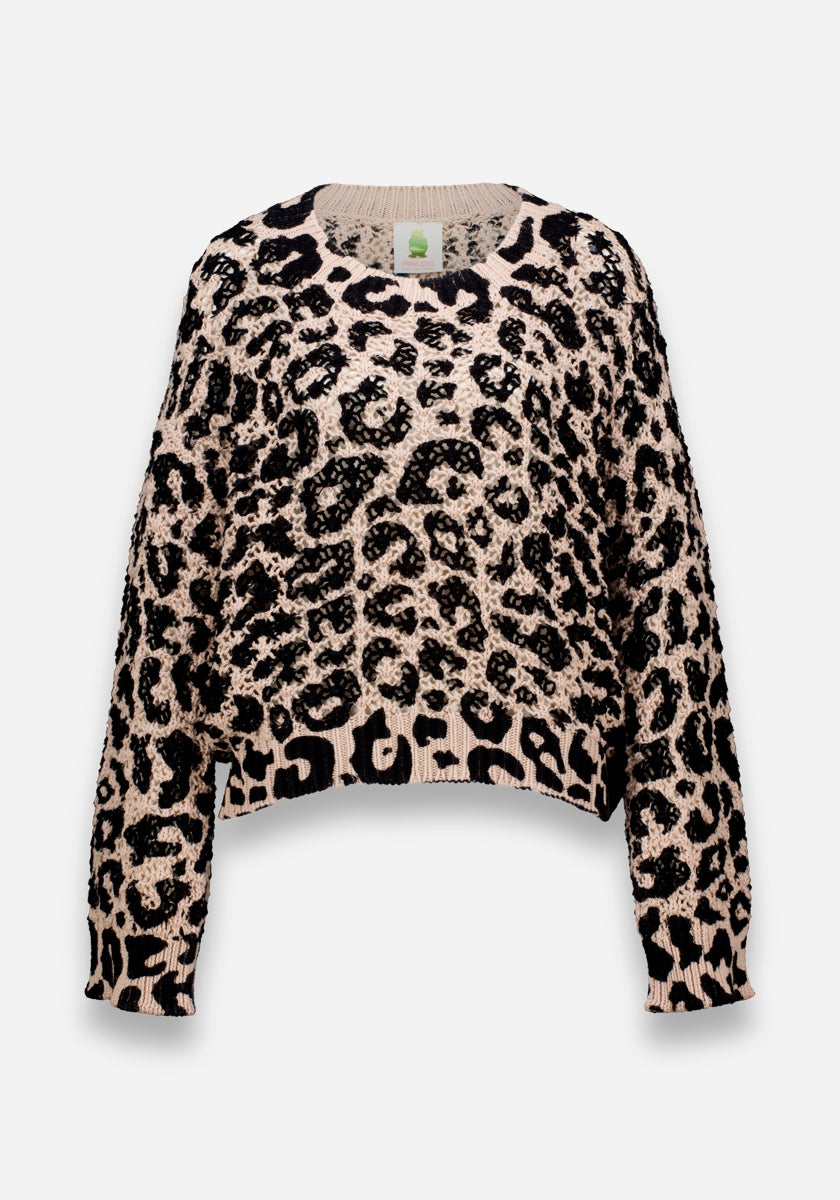 Der beige gehäkelte Pullover von Princess Goes Hollywood begeistert mit schwarzem und dunkelbraunem Leo-Print, Baumwollqualität, Rundhalsausschnitt, langen Ärmeln, überschnittenen Schultern sowie gerippten Bündchen und Saum für lässigen Komfort.