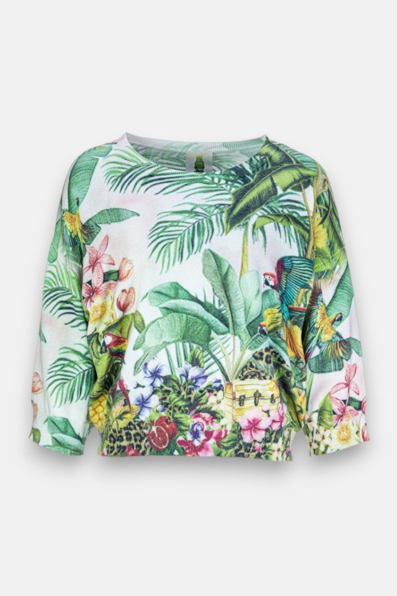 Ein langärmeliges, weißes Shirt mit Dschungel-Print von Princess Goes Hollywood mit grünen Palmenblättern, rosa Blumen, Papageien und einer gelben Hütte. Das lebhafte Design bedeckt den Pullover für eine lebendige Dschungelszene mit einer Baumwollmischung.