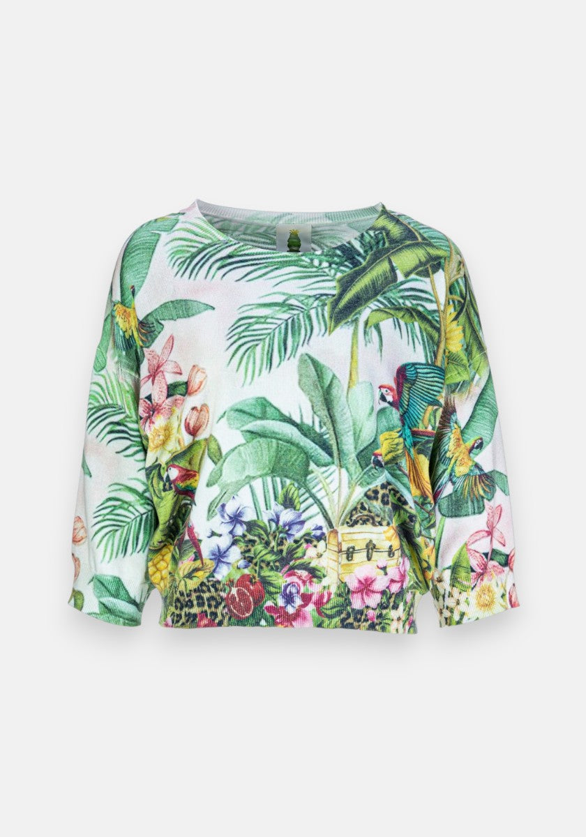 Dieses farbenfrohe, langärmelige Crop-Top von Princess Goes Hollywood zeigt einen lebhaften Dschungel-Print mit grünen Palmenblättern, rosa/gelben Blumen, roten Beeren, Papageien, Leoparden und einer Schatztruhe auf Weiß. Runder Ausschnitt; lockere Passform.