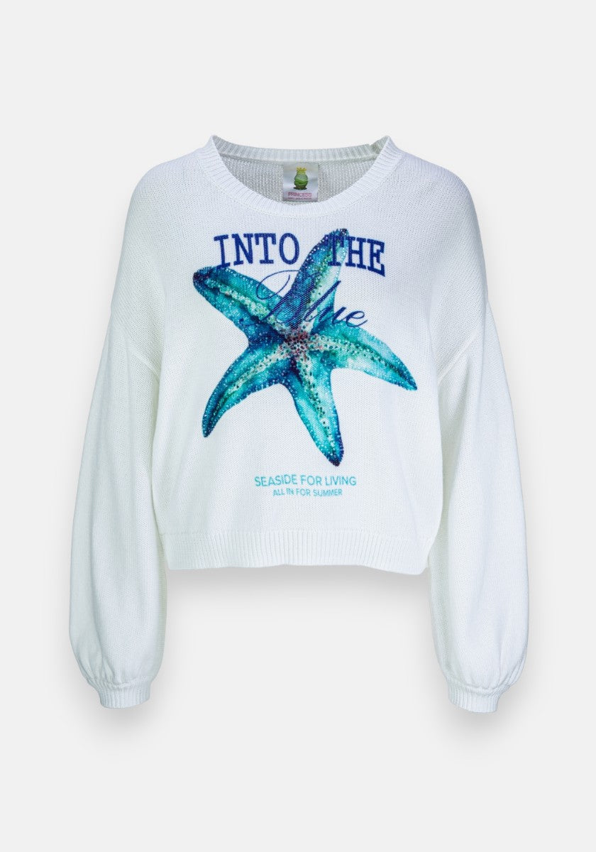 Der weiße Baumwollpullover Princess Goes Hollywood zeigt ein großes blau-grünes Seesternmotiv, oben den Text "INTO THE blue", unten "SEASIDE FOR LIVING ALL IN FOR SUMMER" und einen klassischen Rundhalsausschnitt.