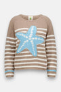 Der gestreifte Pullover von Princess Goes Hollywood aus Baumwolle in Beige und Weiß zeigt vorn einen großen, hellblauen, handgestrickten Seestern mit weißen Akzenten sowie hellblaue Bündchen und einen runden Ausschnitt.