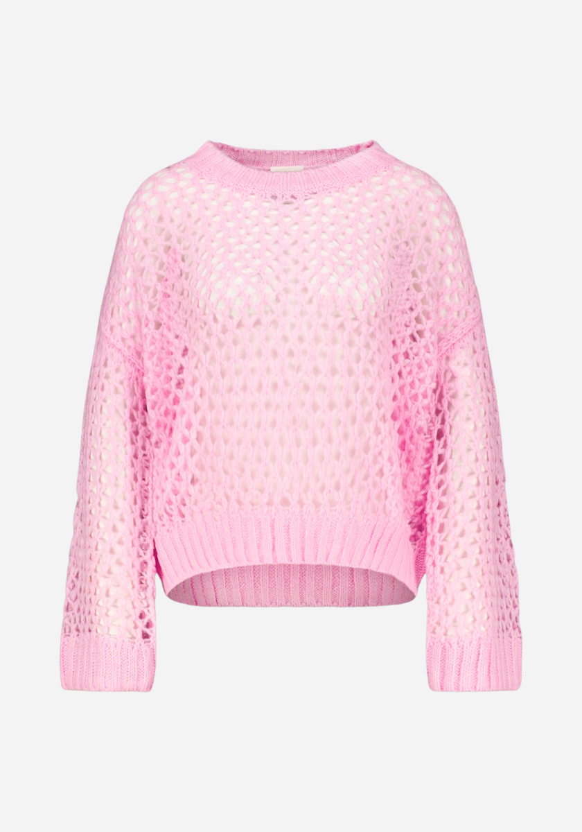 Der Princess Goes Hollywood Damen Pullover in Hellrosa ist aus einer weichen Merino-Alpaka-Mischung gefertigt. Er hat lange Ärmel, ein offenes Häkelmuster, einen Rundhalsausschnitt, Rippbündchen an Ärmeln und Saum und eine kastenförmige, taillierte Passform.