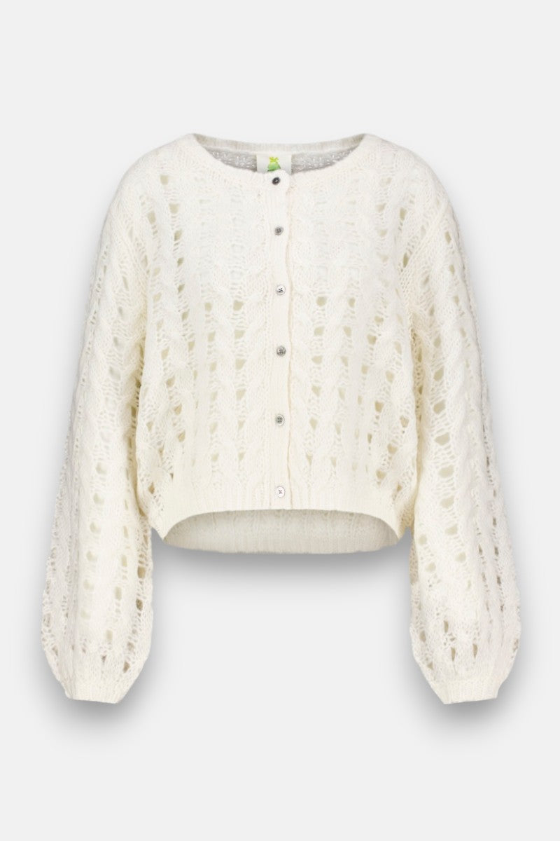Weiße, langärmelige Princess Goes Hollywood Strickjacke mit lockerem Lochstrickmuster aus weichem Merino-Alpaka-Mix. Mit Rundhalsausschnitt, Rippbündchen an Ärmeln und Saum und einem Frontverschluss mit sieben kleinen Knöpfen.