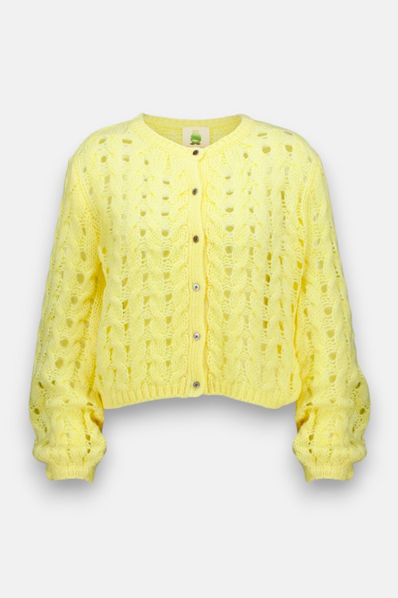 Leuchtend gelbe Lochstrick-Strickjacke von Princess Goes Hollywood mit Lochmuster, langen Puffärmeln, gerippten Abschlüssen, Rundhalsausschnitt und Knöpfen vorne. Sie ist aus einem weichen Merino-Alpaka-Mix gefertigt und sieht auf einem einfarbig weißen Hintergrund gemütlich aus.