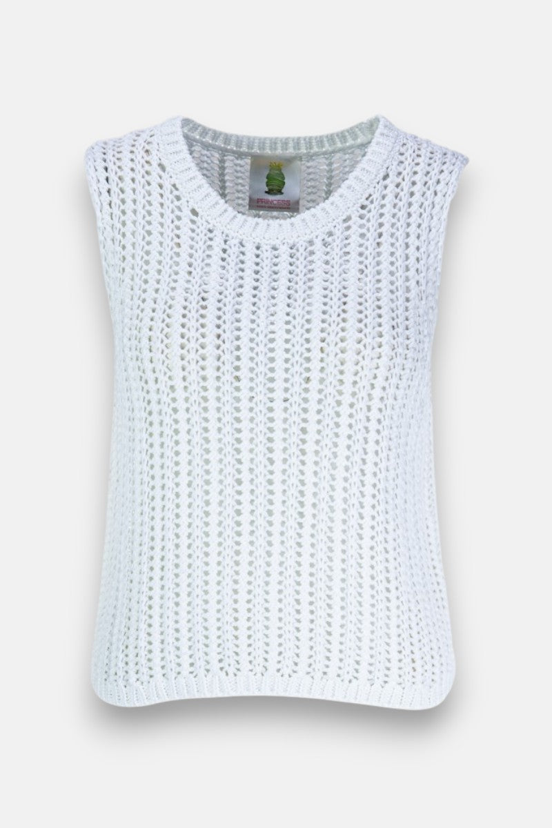 Ein ärmelloser, weißer Lochstrick-Pullunder aus Baumwolle von Princess Goes Hollywood mit Rundhalsausschnitt. Großmaschiges Häkelmuster für transparenten Look, grünes Label im Kragen. Heller grauer Hintergrund.