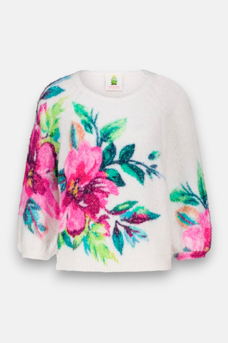 Ein flauschiger weißer Damen-Pullover von Princess Goes Hollywood mit Dreiviertel-Ärmeln, leuchtendem rosa und magentafarbenem Blumendruck, grünen und blauen Blättern, weicher Textur und einer lockeren, kastenförmigen Passform.