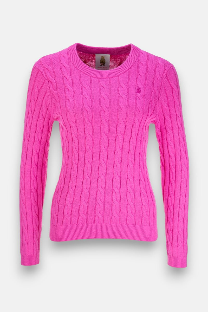 Ein hellrosa, langärmeliger Baumwollpullover von Princess Goes Hollywood mit klassischem Zopfmuster, gerippten Bündchen, Saum und Kragen, Rundhalsausschnitt und dezenter Froschstickerei auf der Brust. Abgebildet auf einem einfarbig weißen Hintergrund.