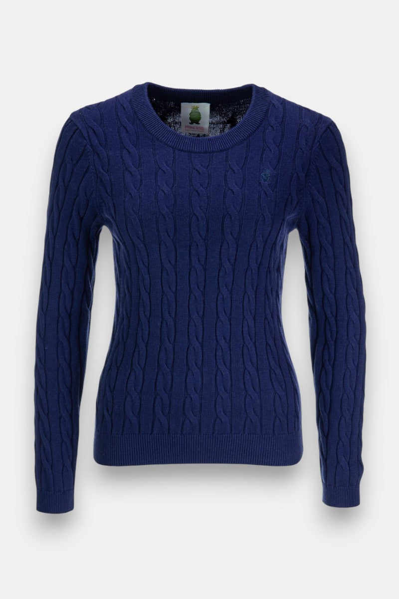 Ein taillierter, langärmeliger, königsblauer Zopfstrick-Pullover aus Baumwolle von Princess Goes Hollywood mit Rundhalsausschnitt, dezentem Logo auf der linken Brust, gerippten Bündchen/Saum/Ausschnitt und sichtbarem Innenetikett im Nacken. Einfarbig weißer Hintergrund.