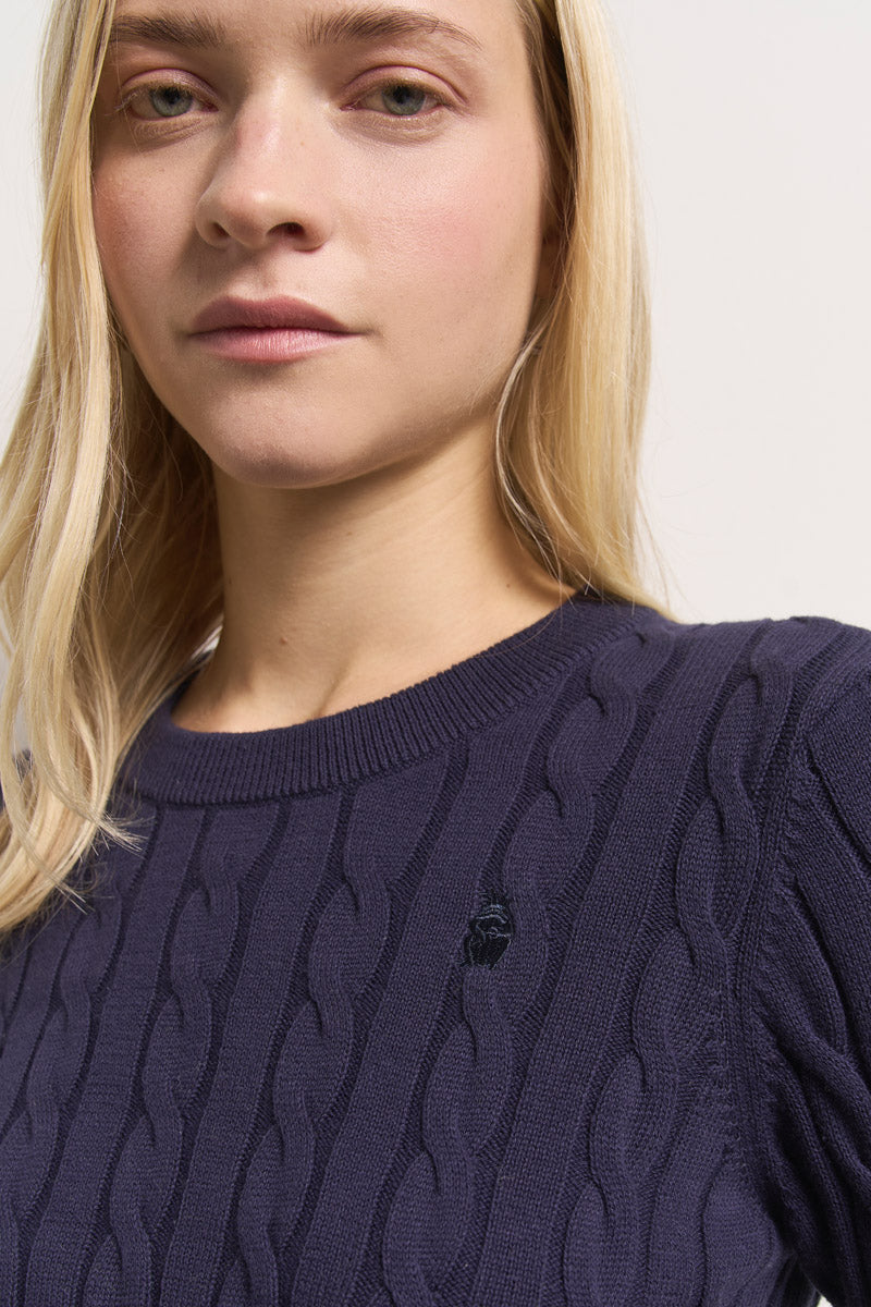 Eine Nahaufnahme des Gesichts einer Frau, sanft umrahmt von ihrem Princess Goes Hollywood Baumwollpullover mit klassischem Rundhalsausschnitt.