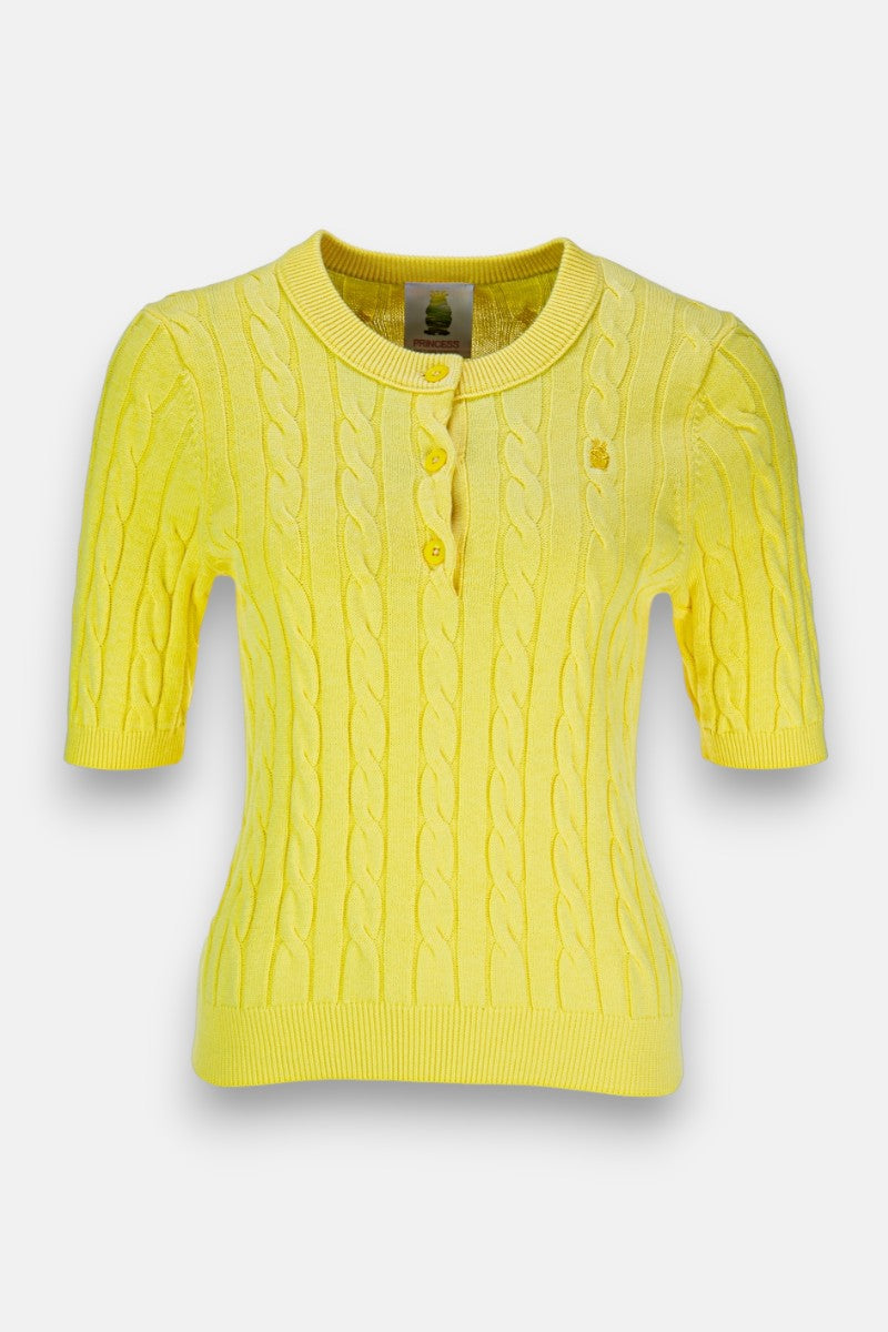 Ein leuchtend gelber, kurzärmeliger Zopfstrick-Pullover aus Baumwolle von Princess Goes Hollywood mit gerippten Abschlüssen, Rundhalsausschnitt und Dreiknopfleiste sowie dezenter Froschstickerei auf der Brust. Weicher Stoff mit taillierter Passform.