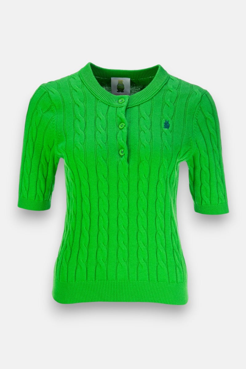 Ein leuchtend grüner Princess Goes Hollywood Kurzarm-Pullover von Zopfstrick Baumwolle mit Rundhalsausschnitt, drei Knöpfen vorne, gerippten Säumen und einem kleinen Frosch-Stickerei-Logo auf der Brust zeigt sich auf einem schlichten weißen Hintergrund.