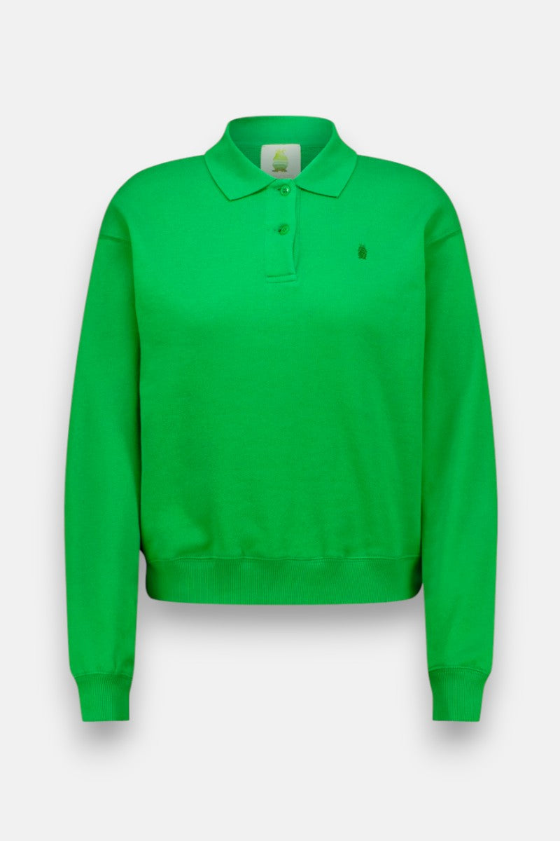 Ein leuchtend grünes, langärmeliges Polo-Shirt aus Baumwolle von Princess Goes Hollywood mit klassischem Polokragen, Zweiknopfleiste, Rippbündchen an Ärmeln und Saum sowie einem kleinen gestickten Logo auf der linken Brust, abgebildet auf einem schlichten, hellen Hintergrund.