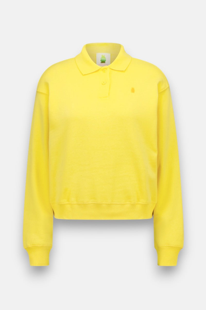 Ein leuchtend gelbes, langärmeliges Princess Goes Hollywood-Sweatshirt mit Polokragen, zwei Nackenknöpfen, Rippbündchen an Ärmeln und Bund. Es ist aus weicher Baumwolle gefertigt, hat eine lockere Passform, eine dezente Stickerei auf der linken Brust und einen schlichten hellgrauen Hintergrund.
