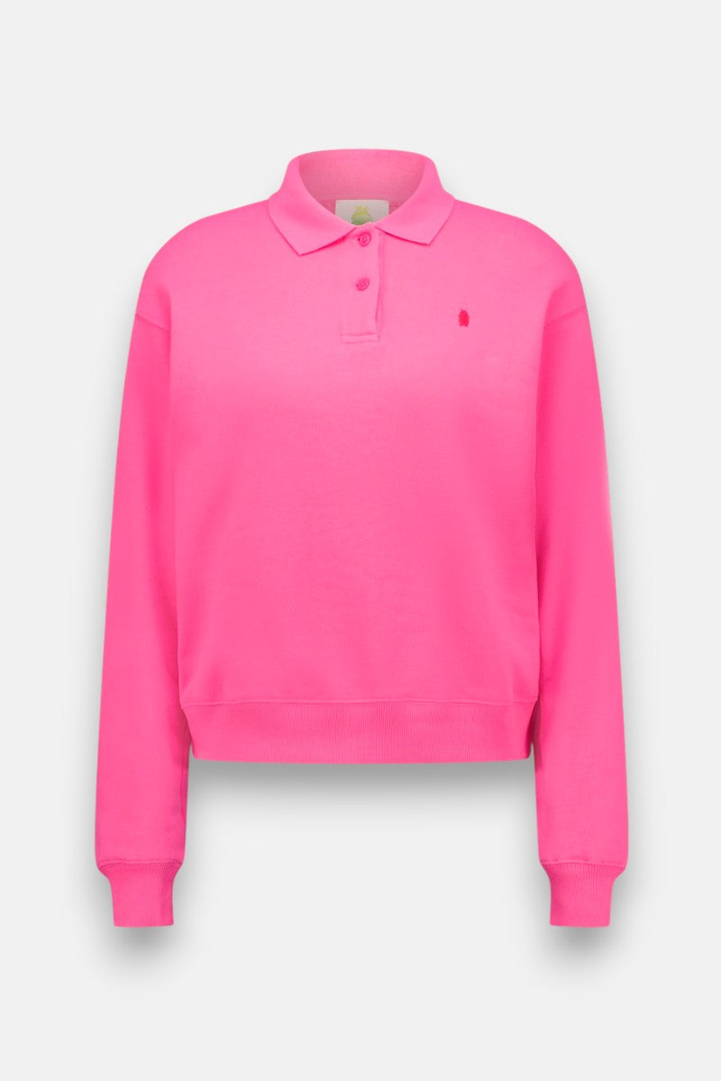 Ein hellrosa langärmeliges Poloshirt von Princess Goes Hollywood aus Baumwolle mit Polokragen, drei Knöpfen, gerippten Bündchen und Saum sowie einem kleinen gestickten Logo auf der linken Brust. Abgebildet mit der Vorderseite nach vorne vor einem schlichten weißen Hintergrund.