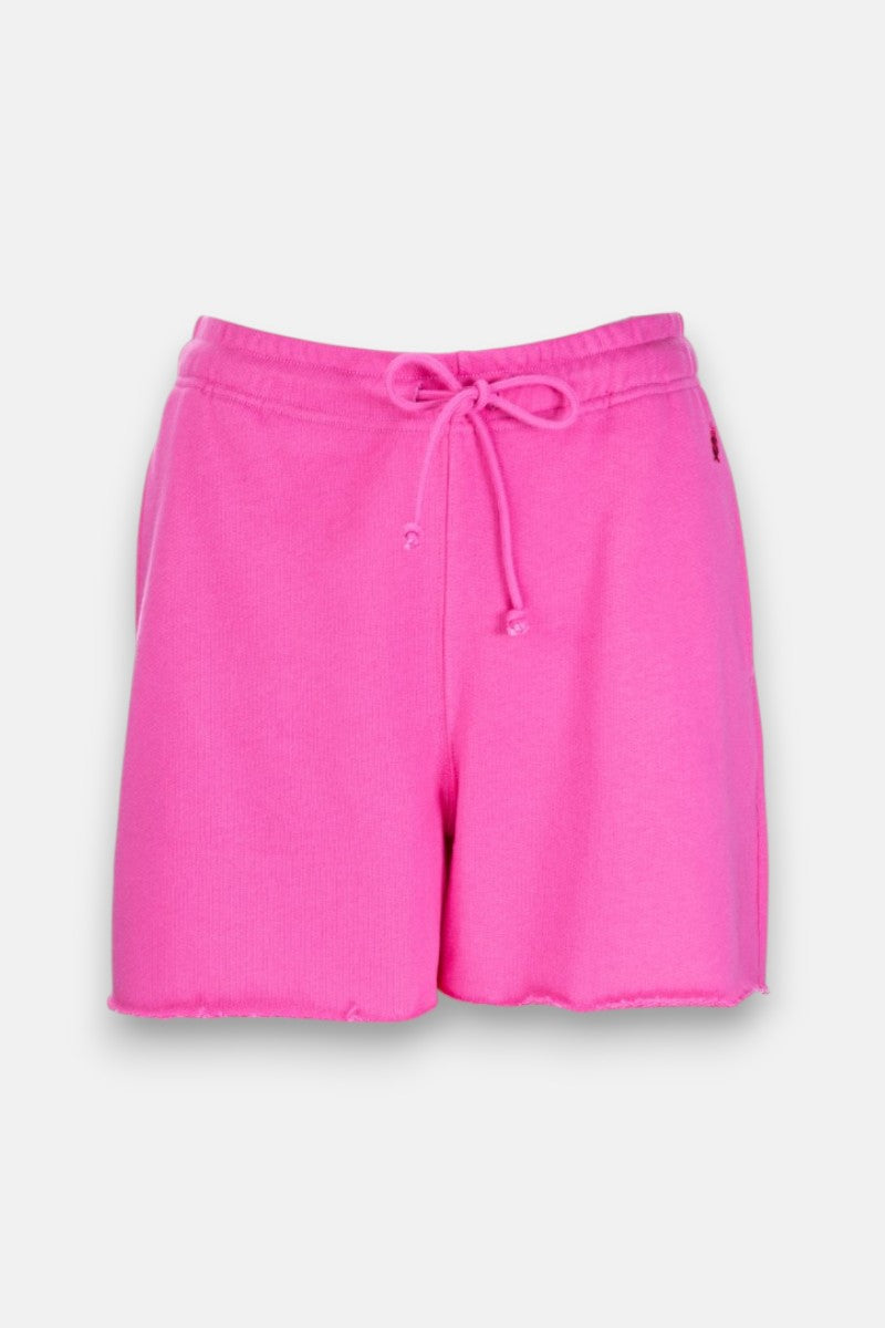 Leuchtend pinke Sweatshorts von Princess Goes Hollywood mit elastischem Bund und passendem Kordelzug, aus weichem Baumwollstrick. Entspannte Passform mit offenem Saum, auf weißem Hintergrund. Keine sichtbaren Logos oder zusätzliche Details.
