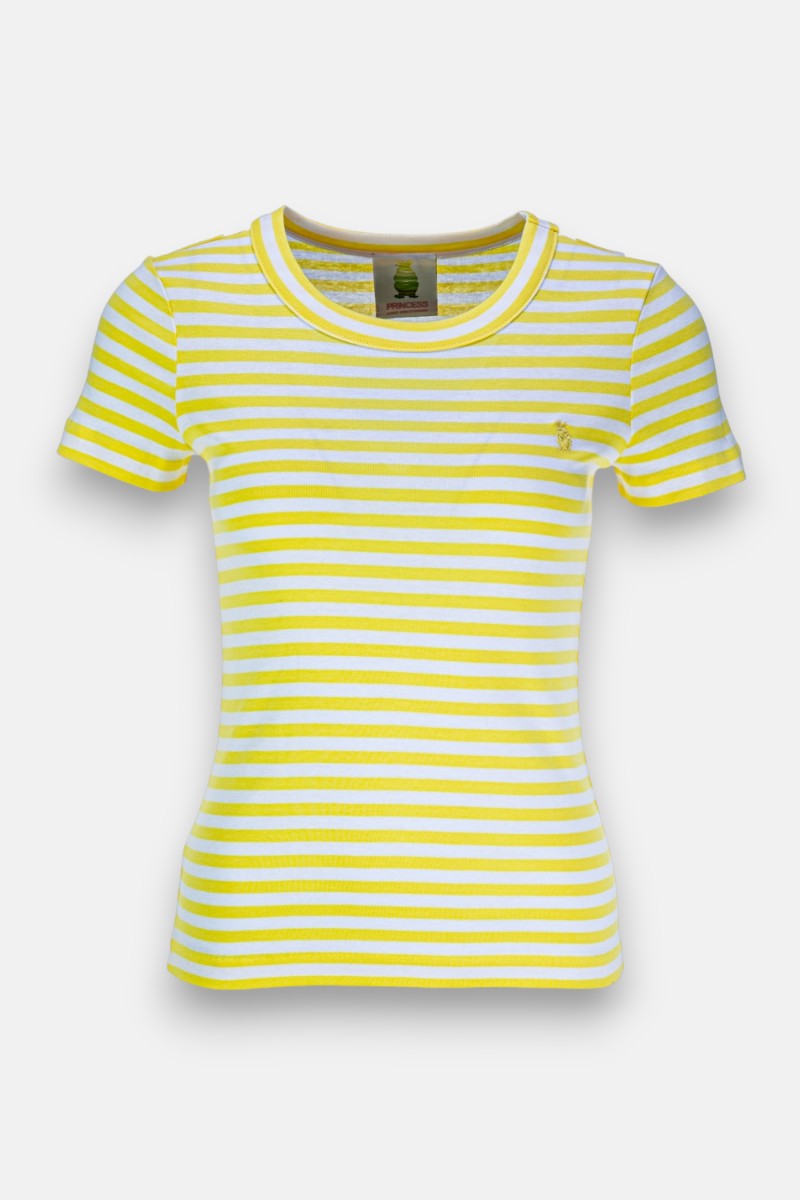 Ein eng anliegendes, gestreiftes T-Shirt von Princess Goes Hollywood aus Baumwolle mit kurzen Ärmeln, gelb-weißen Streifen, rundem Ausschnitt und kleiner Frosch-Stickerei auf der linken Brust. Präsentiert vor weißem Hintergrund.