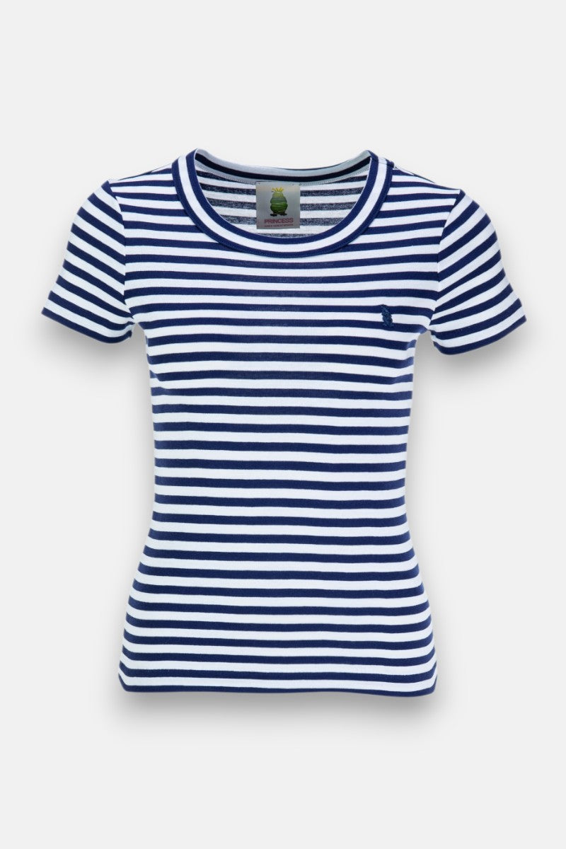 Das kurzärmelige, gestreifte T-Shirt von Princess Goes Hollywood hat marineblaue und weiße Streifen, einen Rundhalsausschnitt, weiches Baumwollmaterial und eine kleine Froschstickerei auf der linken Brust. Der Stoff wirkt dehnbar auf einem schlichten weißen Hintergrund.