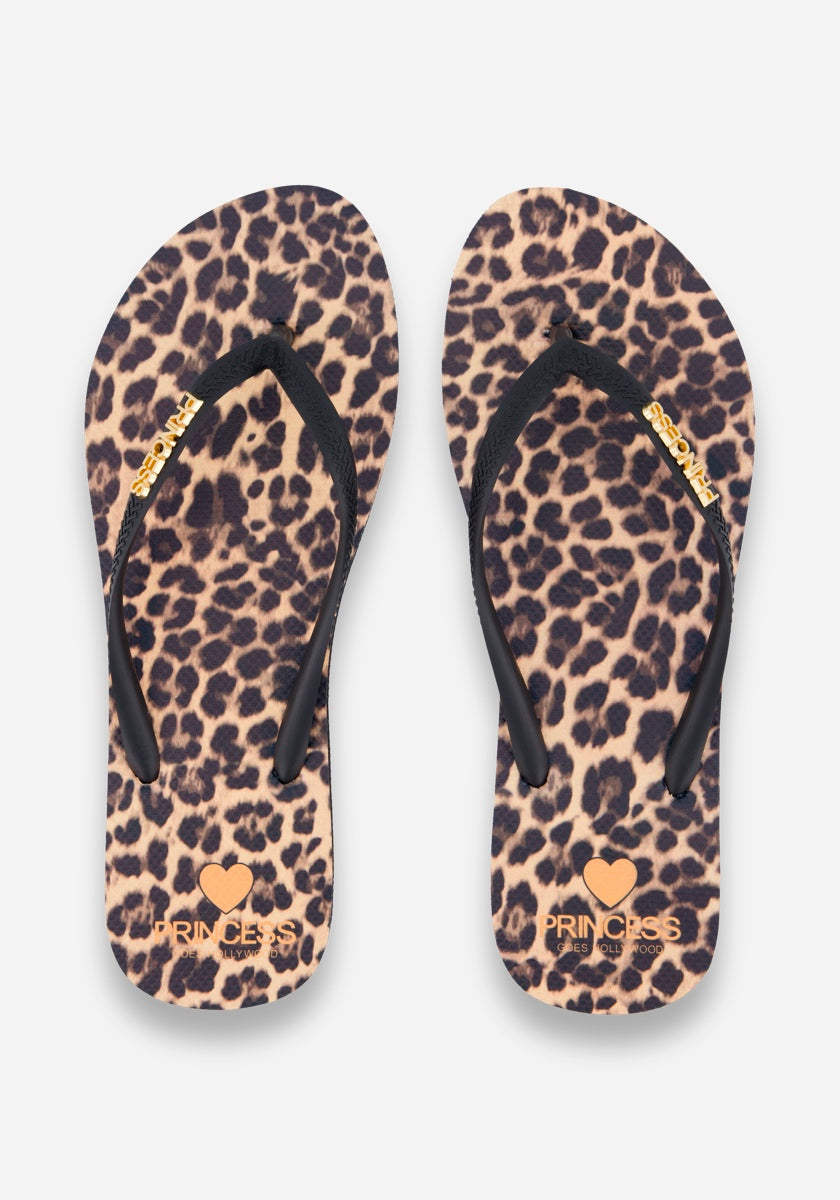 Princess Goes Hollywood Leopardenmuster Flip Flops mit schwarzen Riemen, goldenem "Princess"-Label, goldenem Herz und PRINCESS auf der hellgrauen Innensohle - stylische, sommerliche Sandalen.