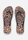 Princess Goes Hollywood Leopardenmuster Flip Flops mit schwarzen Riemen, goldenem "Princess"-Label, goldenem Herz und PRINCESS auf der hellgrauen Innensohle - stylische, sommerliche Sandalen.