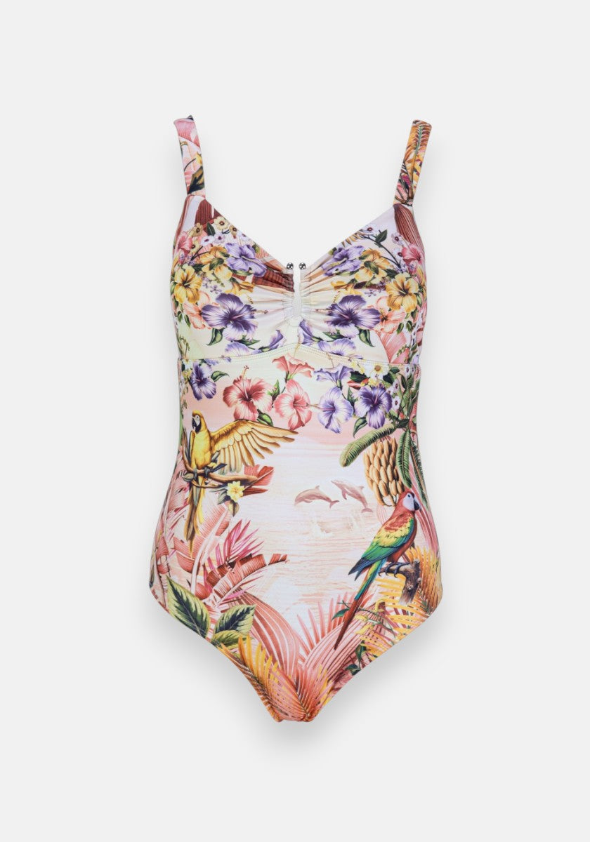 Der einteilige Badeanzug Princess Goes Hollywood hat dünne, verstellbare Träger, einen schmeichelhaften V-Ausschnitt und leichte Rüschen im Brustbereich. Sein Stoff zeigt einen lebendigen tropischen Druck mit Blumen, Palmenblättern und bunten Vögeln.