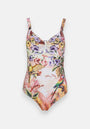 Der einteilige Badeanzug Princess Goes Hollywood hat dünne, verstellbare Träger, einen schmeichelhaften V-Ausschnitt und leichte Rüschen im Brustbereich. Sein Stoff zeigt einen lebendigen tropischen Druck mit Blumen, Palmenblättern und bunten Vögeln.