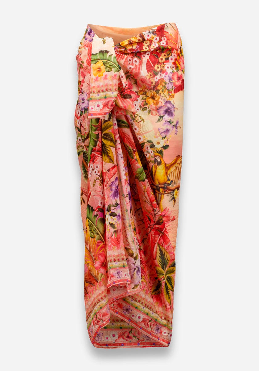 Der drapierte Pareo von Princess Goes Hollywood zeigt einen lebhaften tropischen Druck mit Blumen, Blättern und Vögeln in Pink, Orange, Gelb und Grün. Er ist aus einem weichen Baumwoll-Seiden-Gemisch gefertigt, wird in der Taille gebunden und fließt wunderschön auf einem schlichten weißen Hintergrund.