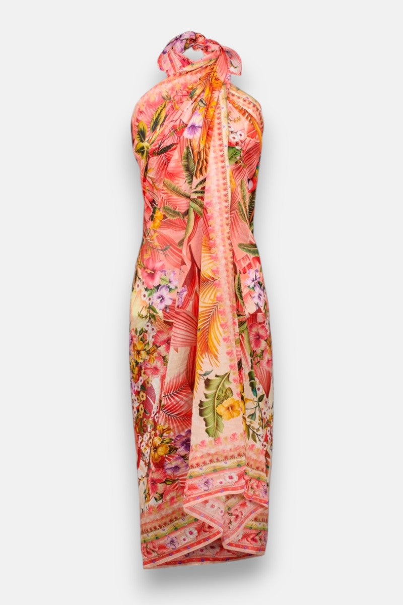 Ein leuchtendes, ärmelloses Neckholder-Kleid von Princess Goes Hollywood mit einem tropischen Druck in Pink, Rot, Orange und Grün. Das knielange, vom Pareo inspirierte Modell ist mit einem Nackenband und einer drapierten Vorderseite aus luxuriösem Baumwoll-Seiden-Gemisch ausgestattet.