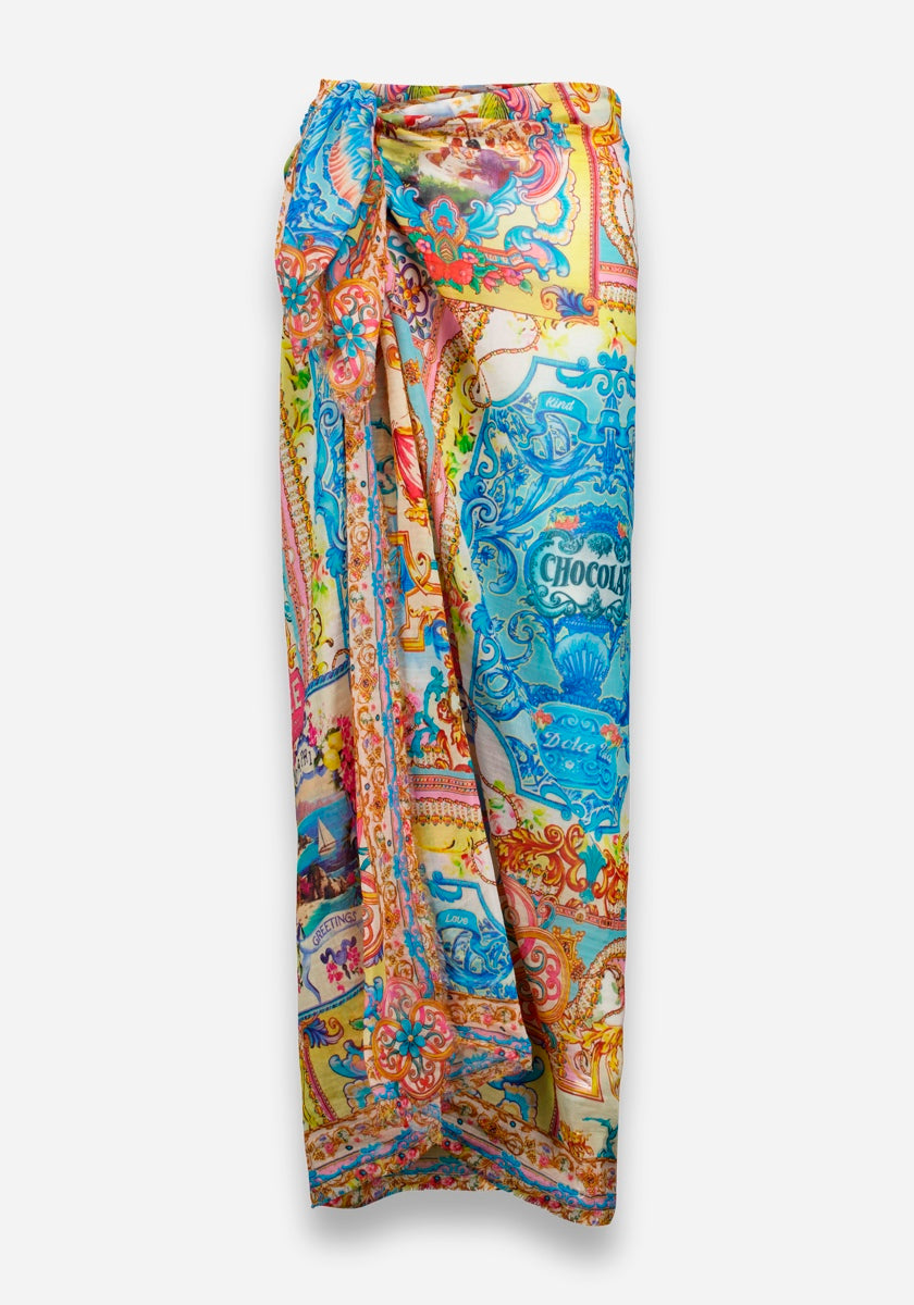 Ein leuchtender Pareo von Princess Goes Hollywood mit einem detaillierten, von Dolce Vita inspirierten Druck in Blau-, Gelb-, Orange- und Rottönen. Der Pareo aus einer Baumwoll-Seiden-Mischung ist mit verschnörkelten Motiven und Vintage-Labeldesigns versehen und wird elegant in der Taille gebunden.