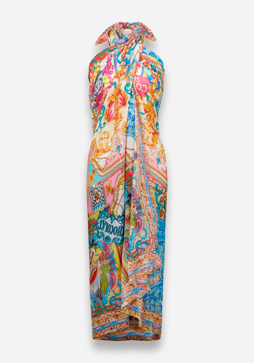 Ein leuchtendes, ärmelloses Kleid mit Neckholder von Princess Goes Hollywood im Dolce Vita-Print mit blauen, rosa, orangen und gelben Paisley- und Blumenmotiven. Es ist aus einer luxuriösen Baumwoll-Seiden-Mischung gefertigt, hat einen hochgeschlossenen Halsausschnitt und eine gerade, bodenlange Silhouette.