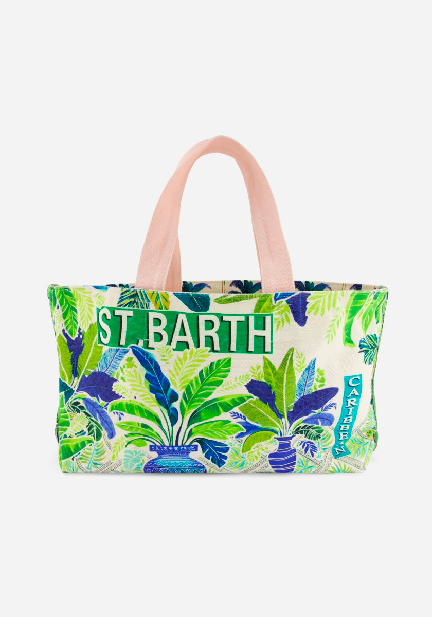 Eine farbenfrohe Strandtasche von Princess Goes Hollywood, gefertigt aus Baumwolle mit blassrosa Griffen. Sie hat einen lebhaften tropischen Aufdruck und einen fetten "ST. BARTH" und dem vertikalen "CARIBBEAN"-Schriftzug auf cremefarbenem Hintergrund.
