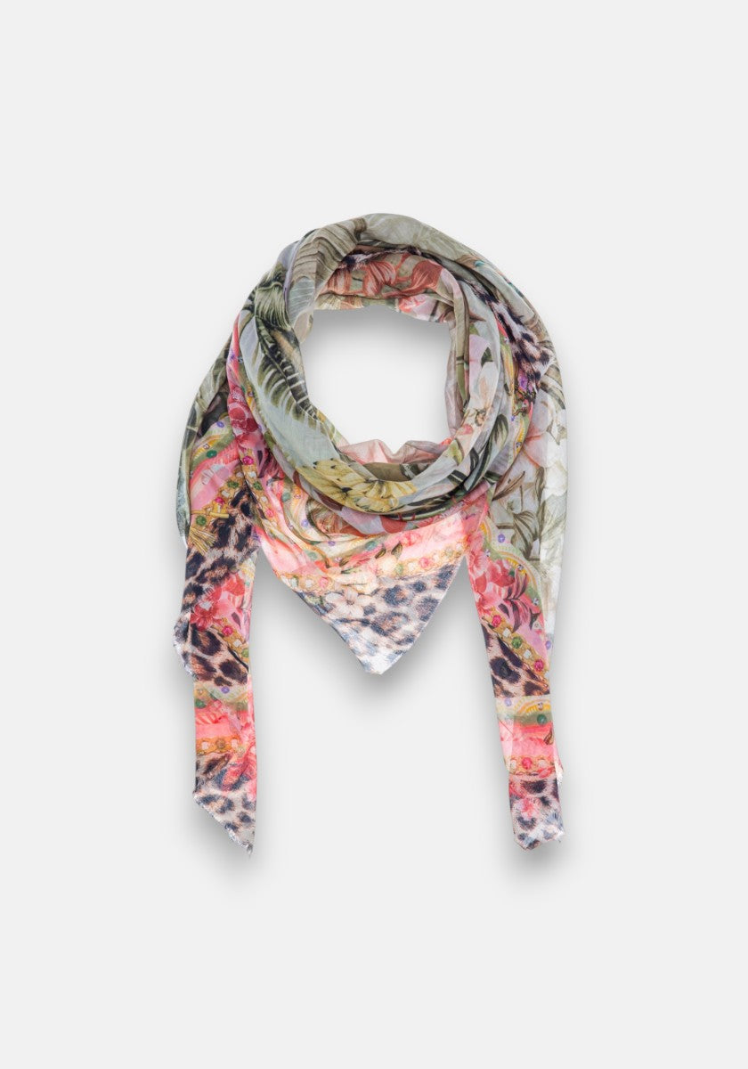 Ein leichtes quadratisches Tuch von Princess Goes Hollywood mit einem lebhaften Blumen- und Dschungel-Leo-Print in Rosa, Grün, Beige und Grau. Es ist aus einem luxuriösen Baumwolle-Seide-Mix gefertigt und liegt locker drapiert auf einem weißen Hintergrund.