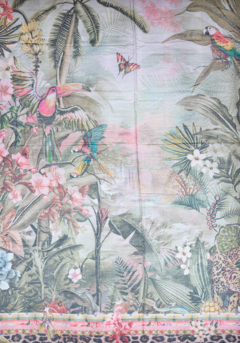 Das quadratische Tuch von Princess Goes Hollywood zeigt eine farbenfrohe tropische Szene mit Papageien, einem Schmetterling und rosafarbenen Blumen in sanften Pastelltönen, die mit einer Dschungel-Leo-Print-Bordüre am unteren Rand abgeschlossen wird.