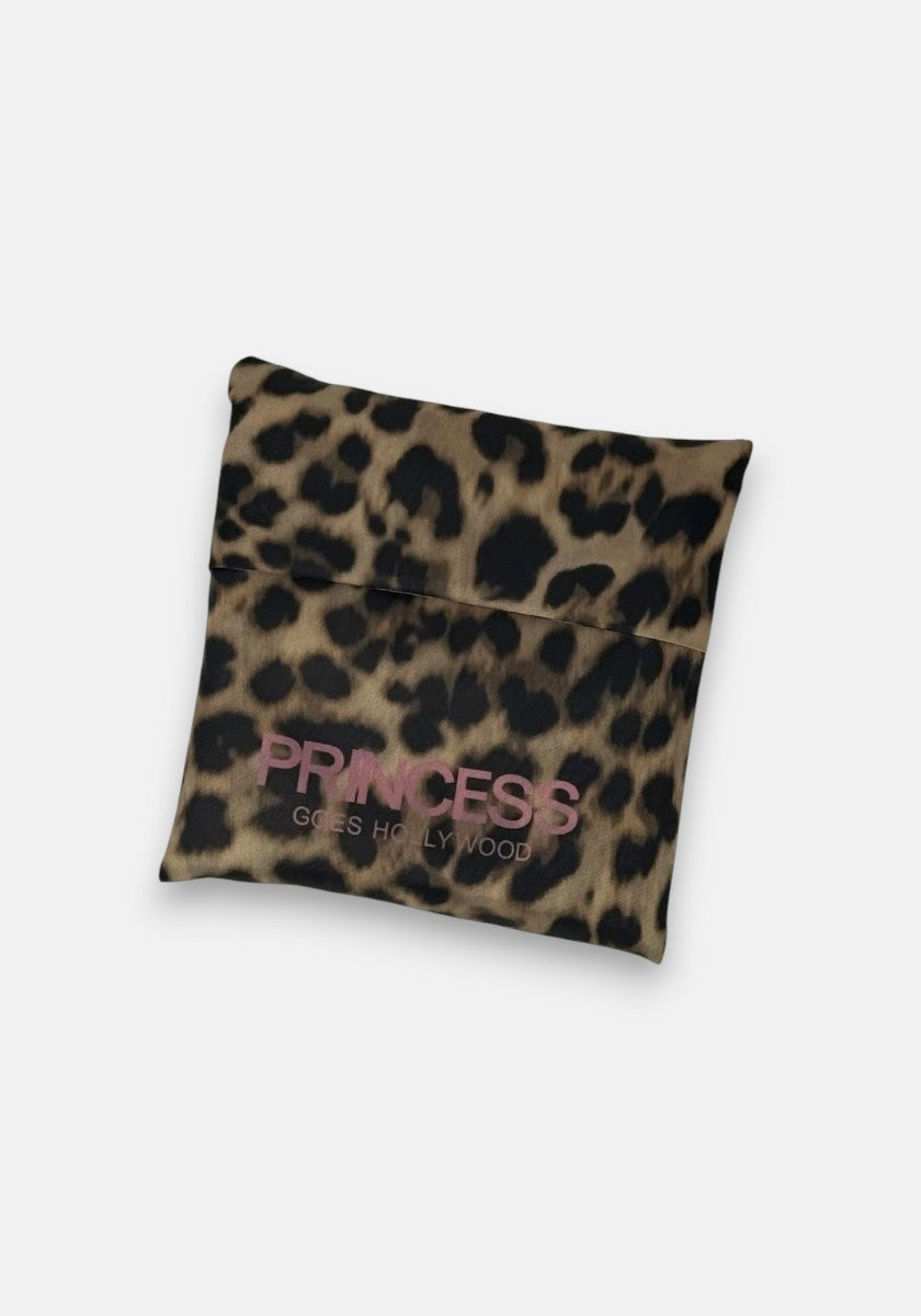 Eine weiche Umhängetasche von Princess Goes Hollywood mit braunem und schwarzem Leopardenmuster und rosa "PRINCESS GOES HOLLYWOOD"-Schriftzug. Sie kann als wiederverwendbare Tragetasche verwendet werden und ist auf einem schlichten weißen Hintergrund abgebildet.