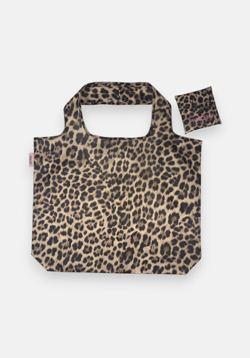 Der wiederverwendbare, faltbare Shopper Princess Goes Hollywood ist mit einem auffälligen Wild-Leo-Print bedruckt und enthält eine passende Tasche. Beide haben breite Henkel und eine rechteckige Form, abgebildet auf einem einfarbig weißen Hintergrund.