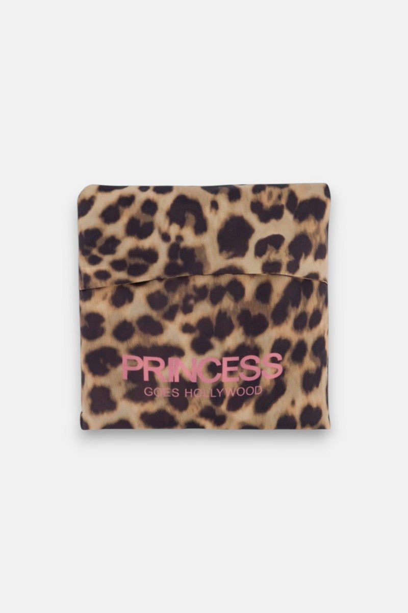 Diese rechteckige Tasche von Princess Goes Hollywood hat einen wilden Leopardenprint in Braun und Schwarz, einen auffälligen rosa PRINCESS-Schriftzug über GOES HOLLYWOOD, einen sicheren Klappenverschluss und ist aus recyceltem PET hergestellt.