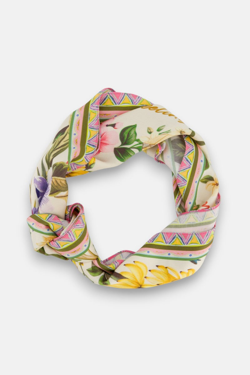 Ein kreisförmiger Seidenschal von Princess Goes Hollywood mit einem farbenfrohen Blumenmuster in Rosa, Gelb und Lila mit grünen Blättern und geometrischen Pastellborten - ein auffälliges Accessoire, das als lockerer Kreis auf Weiß gestylt ist.