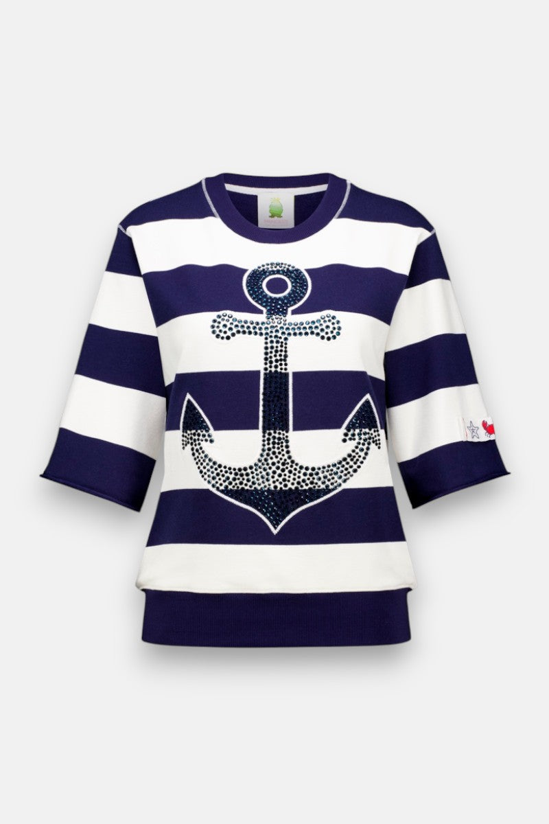 Dieser kurzärmelige Pullover von Princess Goes Hollywood hat breite marineblaue und weiße Streifen, einen großen schwarzen Anker aus kleinen Punkten auf der Vorderseite, einfarbige marineblaue Abschlüsse und ein kleines rotes Herz auf einem Ärmel.