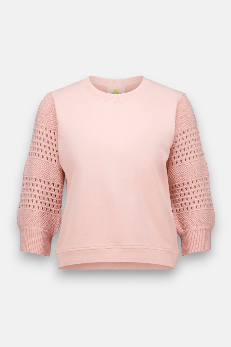 Hellrosa Baumwolle-Sweatshirt von Princess Goes Hollywood mit Rundhalsausschnitt, langen Ärmeln mit breiten Lochstickerei-Einsätzen und einem lockeren, leicht angeschnittenen festen Strickkörper und Bündchen.