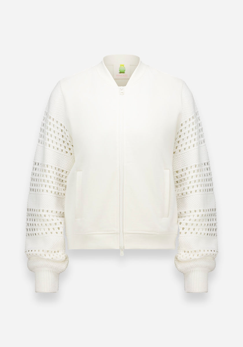 Weiße Princess Goes Hollywood Baumwolle Sweatjacke mit glattem Körper, strukturierten, offen gestrickten Ärmeln in horizontalen Mustern, geripptem Kragen, Manschetten und Saum, zwei Vordertaschen und einem dezenten grünen Etikett am Halsausschnitt.