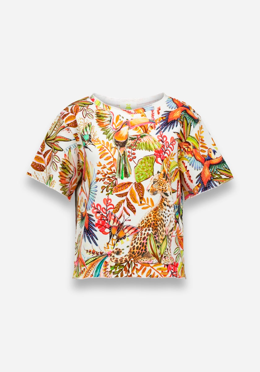 Das kurzärmelige, weiße T-Shirt mit Dschungel-Print von Princess Goes Hollywood zeigt leuchtende Vögel, einen Leoparden und tropische Blätter auf weicher Baumwolle, die einen lebendigen Look vor einem unifarbenen Hintergrund schaffen.