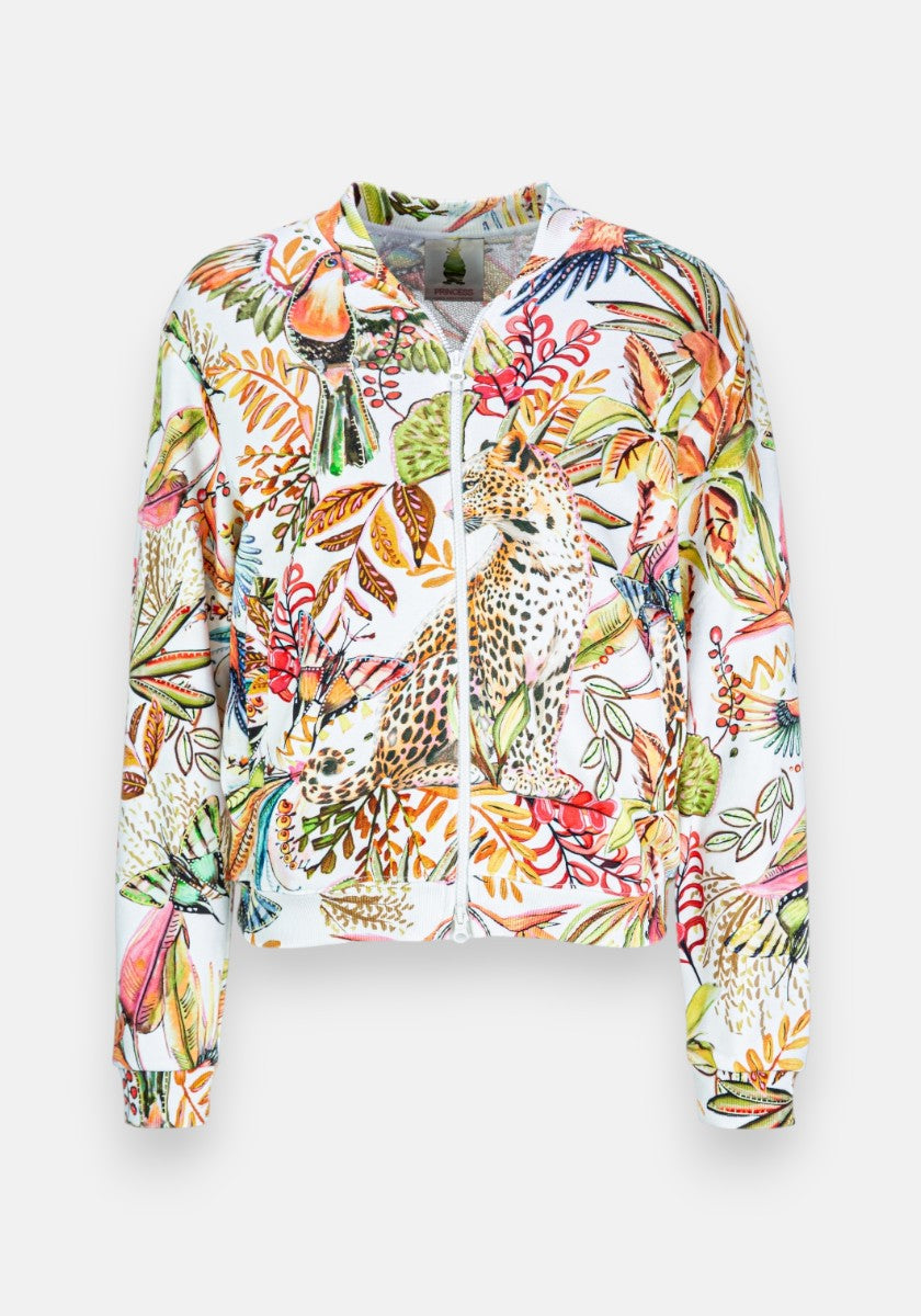 Die weiße, langärmelige Baumwoll-Sweatjacke von Princess Goes Hollywood zeigt einen lebhaften Dschungel-Print mit orangefarbenen, grünen und rosafarbenen tropischen Blättern, Blumen, Pilzen und einem Leoparden in einem lebendigen Allover-Muster.