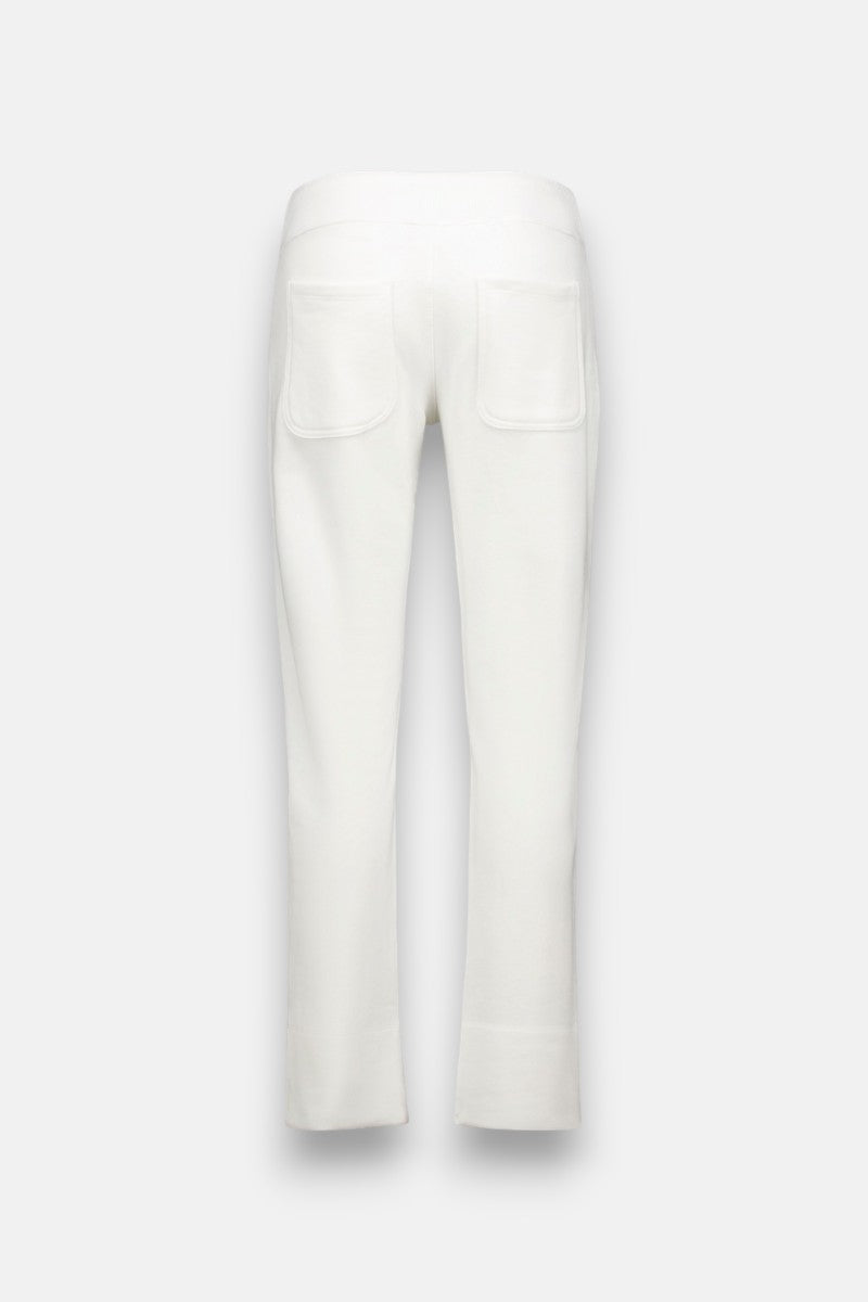 Eine weiße Princess Goes Hollywood Baumwollhose, die von hinten auf hellgrauem Hintergrund gezeigt wird, hat einen hochgezogenen Bund, gerade Beine und zwei aufgesetzte Gesäßtaschen für einen sauberen, modernen Look.