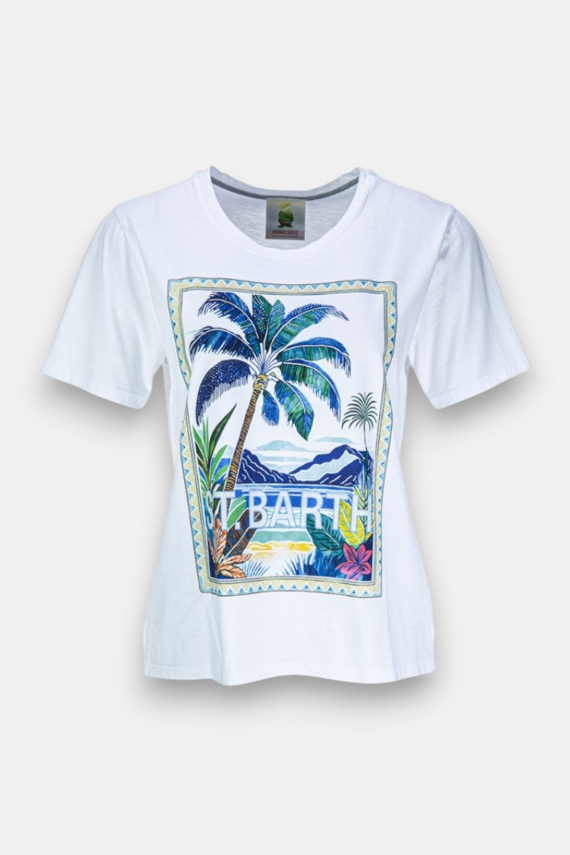 Dieses weiße Baumwolle-T-Shirt von Princess Goes Hollywood zeigt eine lebendige Grafik mit Palmen, tropischen Pflanzen, Bergen und einem Strand, mit "ST. BARTH" in fetten weißen und gelben Buchstaben am unteren Rand.