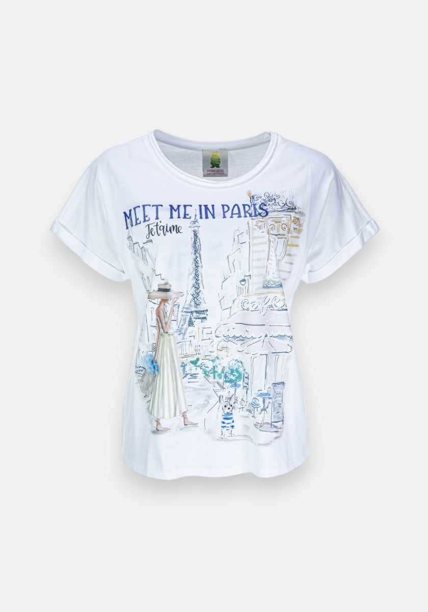 Princess Goes Hollywood weißes kurzärmeliges Paris-T-Shirt aus weicher Baumwolle mit einer illustrierten Straßenszene mit einer Frau in einem langen Kleid, dem Eiffelturm, blauen Akzenten und dem Text "MEET ME IN PARIS" und "Je t'aime".
