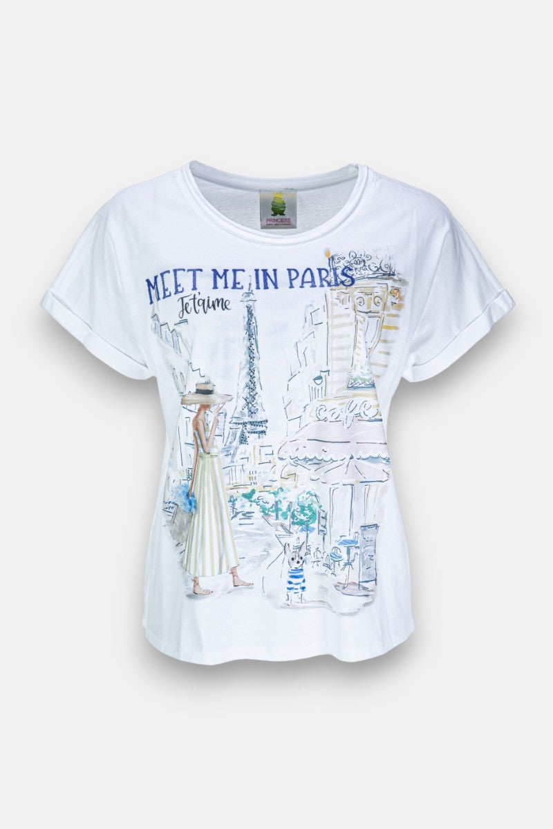 Princess Goes Hollywood weißes Baumwoll-T-Shirt mit Aquarelldruck einer Frau mit Hut und Kleid am Eiffelturm inmitten französischer Café-Motive, darüber blauer Text "MEET ME IN PARIS je t'aime". Abgebildet auf einfarbigem Hintergrund.