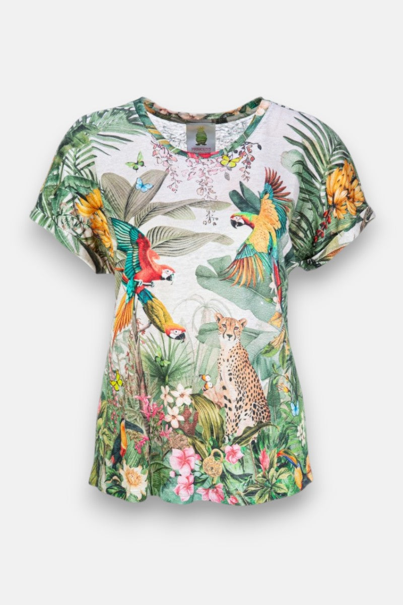 Das Princess Goes Hollywood Leinen T-Shirt, weiß mit kurzen Ärmeln, zeigt auf dem Rundhalsausschnitt vorne einen farbenfrohen tropischen Druck mit bunten Papageien, einem Gepard, üppigen Blättern, gelben Blumen, rosa Blüten und Schmetterlingen.
